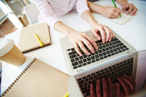 person typing on lap top